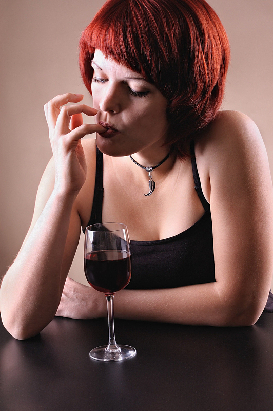 女人独自喝酒伤感