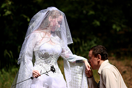 亲吻手背婚纱照