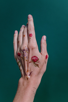 手背鲜花纹身