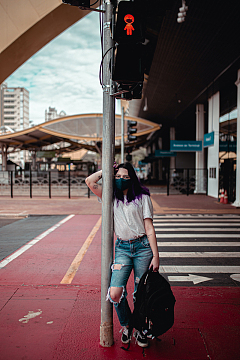 街拍戴口罩的女生