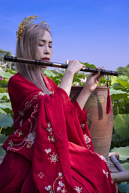 红衣吹箫古风美女