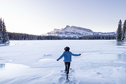 美女雪地背影生活