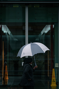 雨伞下的美女背影
