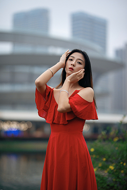 红裙亚洲美女