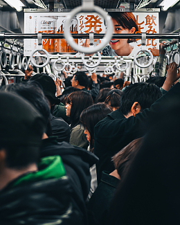 地铁中的拥挤人群