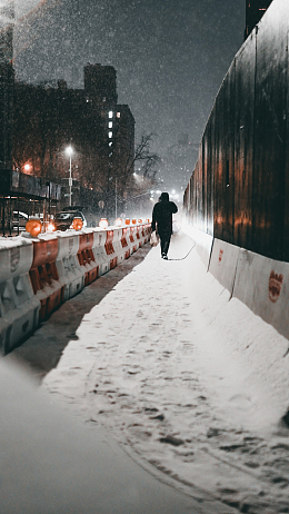 雪地行走背影