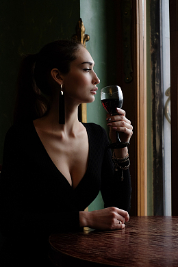 喝红酒美女