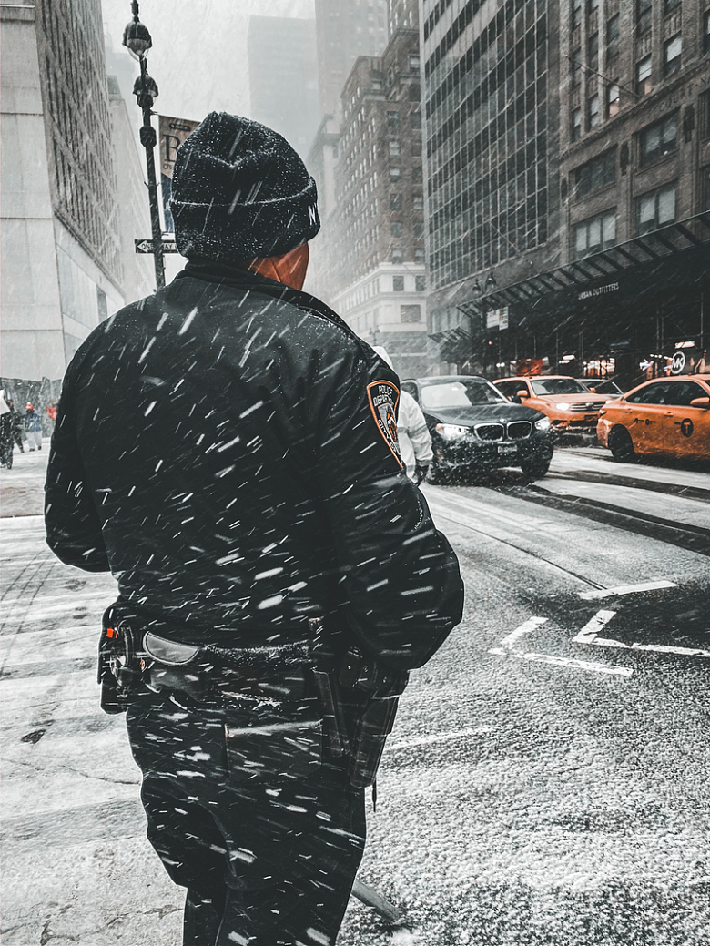 警察雪中背影