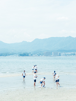 海边嬉戏男生