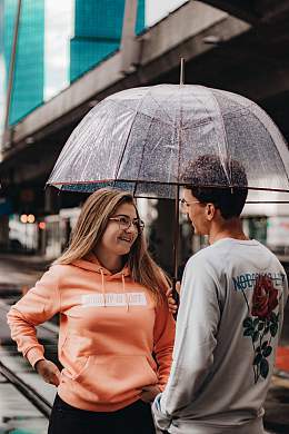 男女共撑一把伞