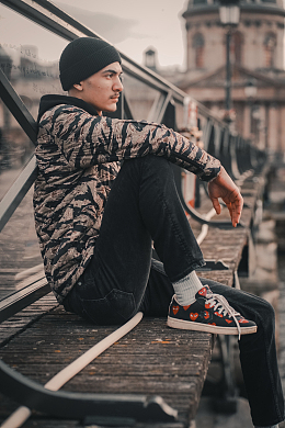 休闲男人侧颜照