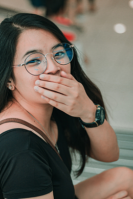 用手捂住嘴巴的女人