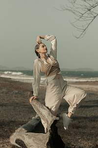 美女海边摆拍