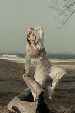 美女海边摆拍
