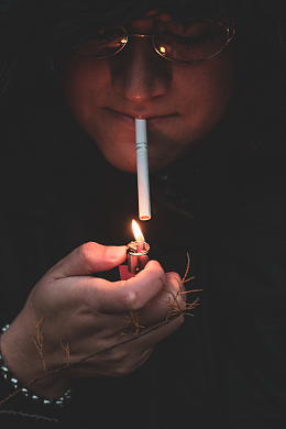 午夜抽烟男人