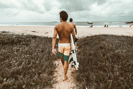 海边男人体背影