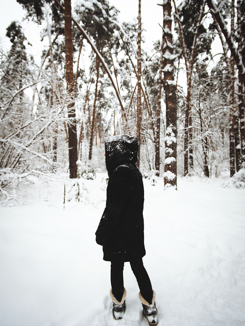 冬季女生背影