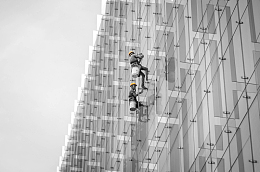 清洁工人高空作业