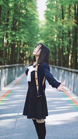 户外拍照姿势女生