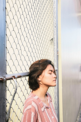 侧颜闭眼素颜美女