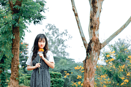 阳光下休闲美女