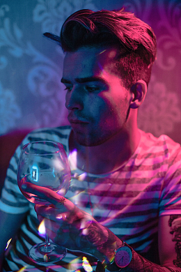 男人独自喝酒伤感