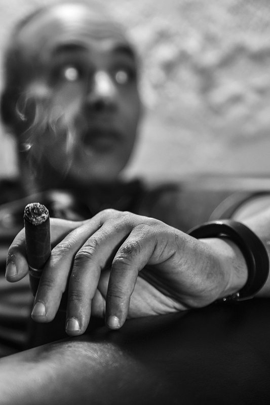 抽烟男人黑白照