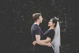 面对面拥抱情侣