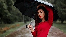 雨中的美女打伞
