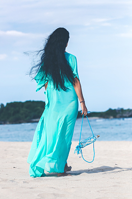 海边长裙美女背影