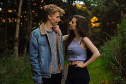 外国情侣深情对望