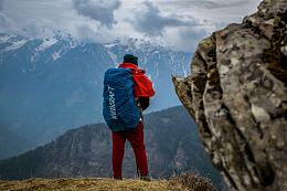 登山旅行者背影