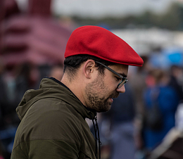 成熟男人络腮胡侧颜