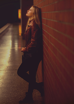 孤独难过侧颜美女