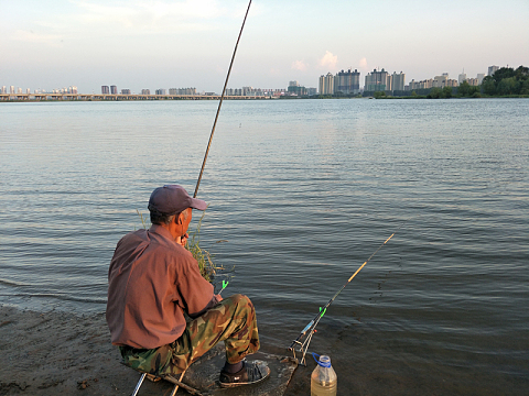 海边钓鱼背影