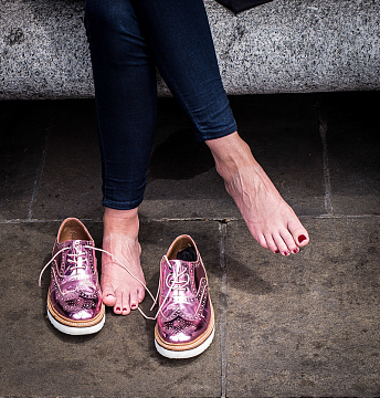 女生光脚丫足部特写