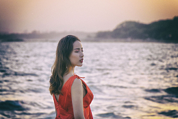 海边伤感美女