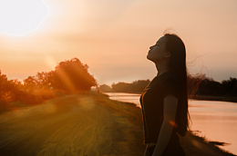 闭眼冥想侧颜美女