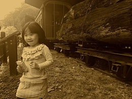 小女孩喜悦飞奔