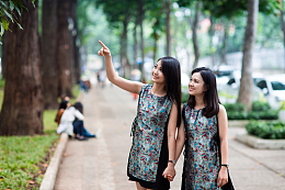 闺蜜装2个人感情深