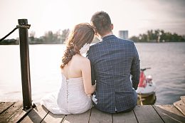 海边婚纱情侣背影
