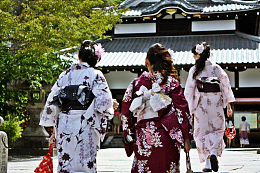 日本街头和服少女