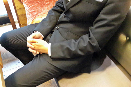 西装男手势