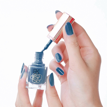 蓝色指甲油美甲