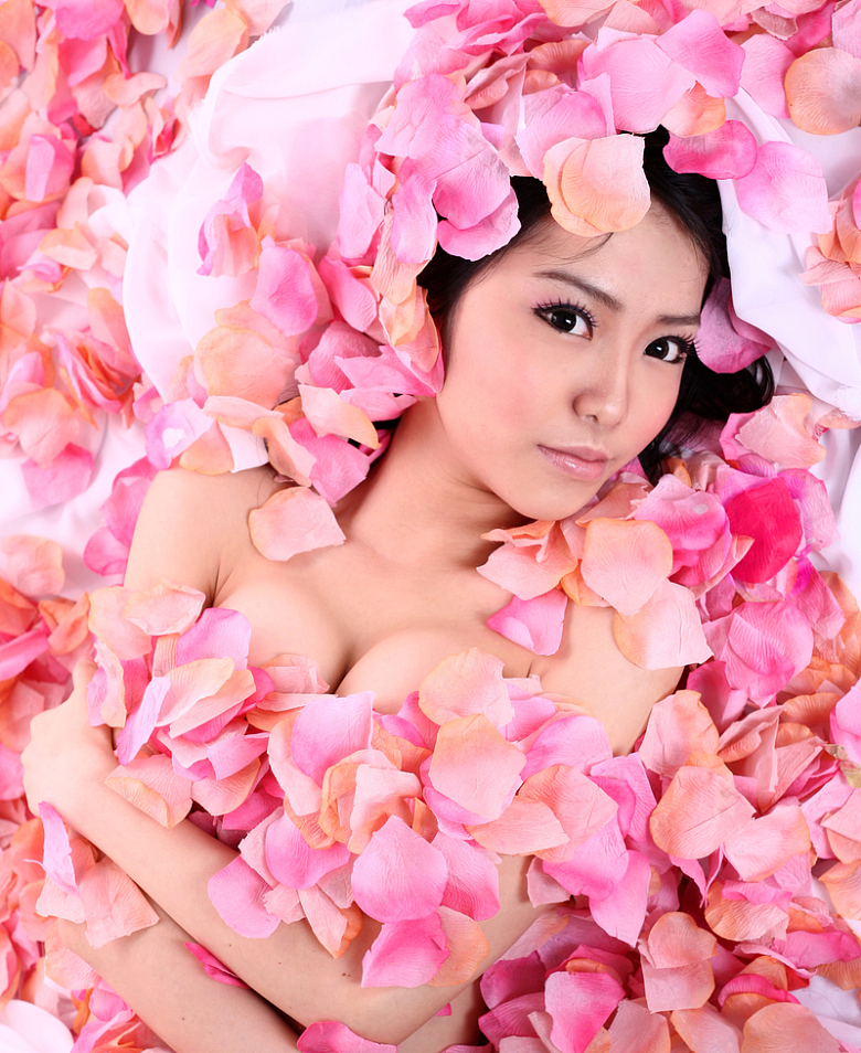花瓣浴性感美女