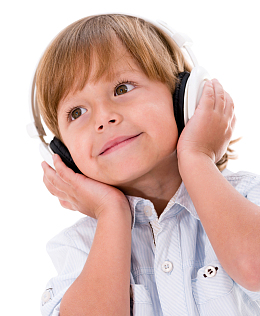 戴着耳麦听音乐的欧美男孩