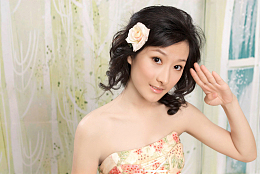 可爱梨花头女生