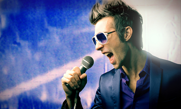 唱歌素材png彩色闪电背景png话筒psdpngktv唱歌金话筒png拿着麦克风