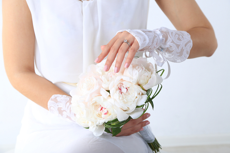 手拿着白色花束的新娘