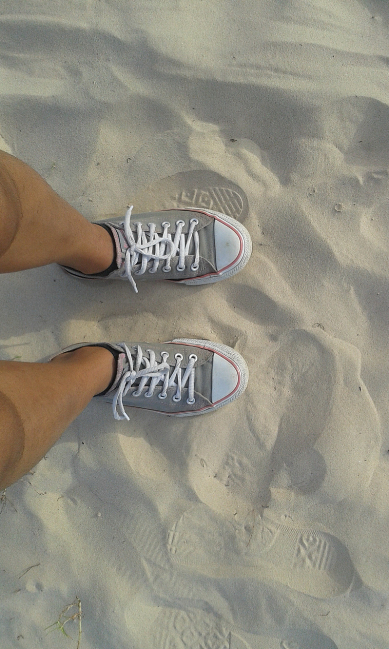 踩在沙滩上的双脚